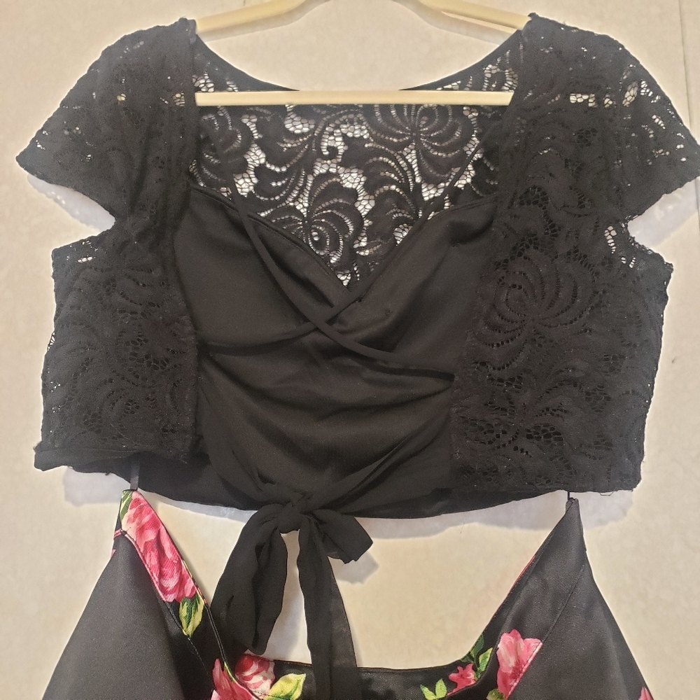 2 PIECES SET ..LACE TOP-BLACK SKIRT WITH PINK FLOWERS ...SIZE 17/18 - Picture 6 of 16